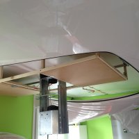 Pose plafond tendu en cours de réalisation avec décroché pour hotte de cuisson